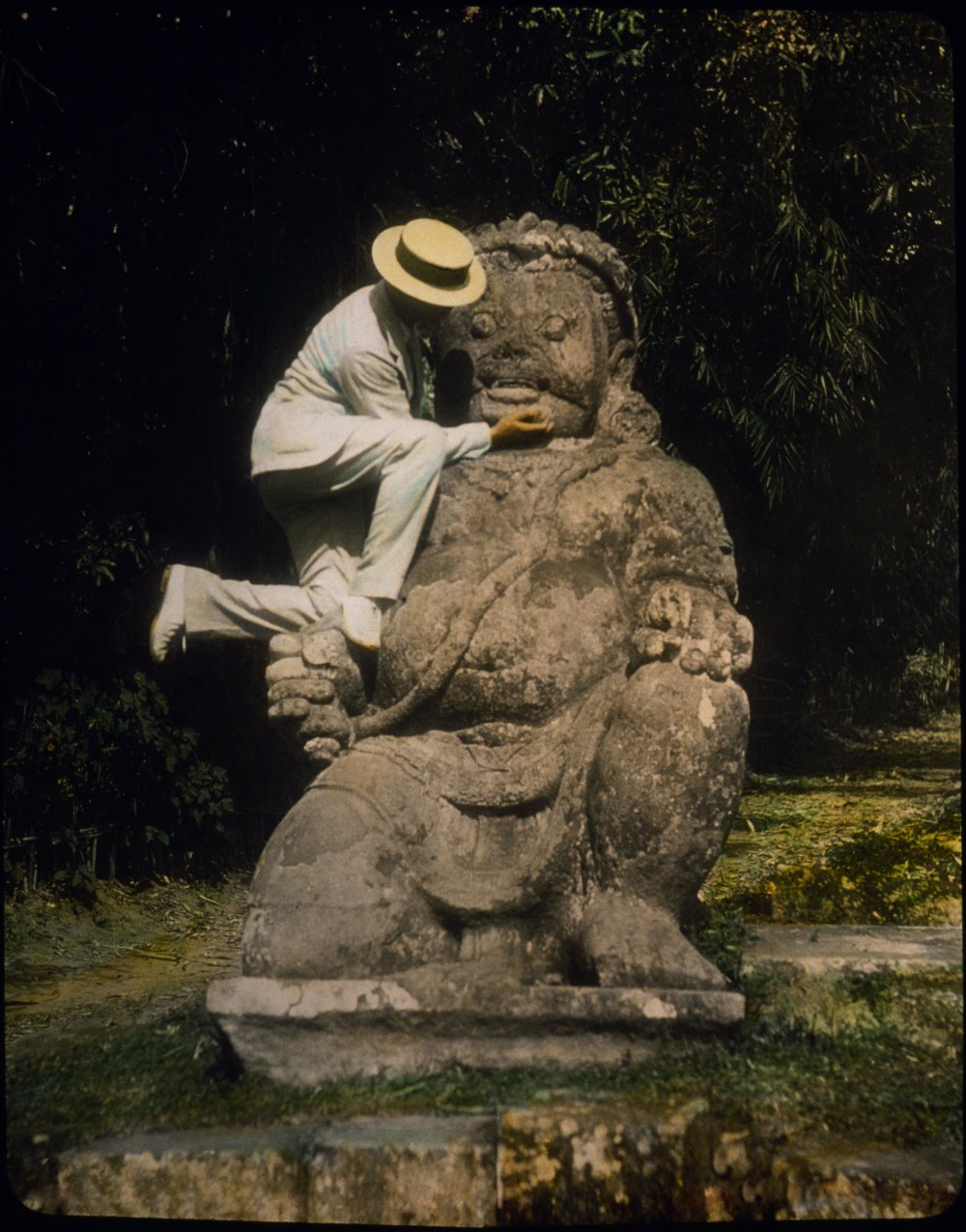 L'homme au chapeau de paille debout sur une idole bouddhique des ruines de Borobodur
