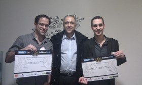 Stéphane Castrec et Damien Martin recoivent le 1er prix du concours Mobi'life en compagnie de Karim Zeroual, organisateur du concours et président de big5media