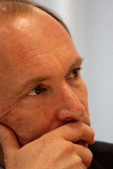 Tim Berners-Lee in thought. CC-BY. Par Paul Clarke.