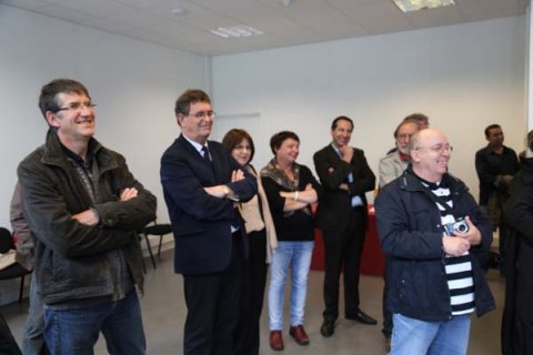Les acteurs du quartier de Bellevue suivent la démonstration de visioconférence. Les acteurs du quartier de Bellevue suivent la démonstration de visioconférence.
