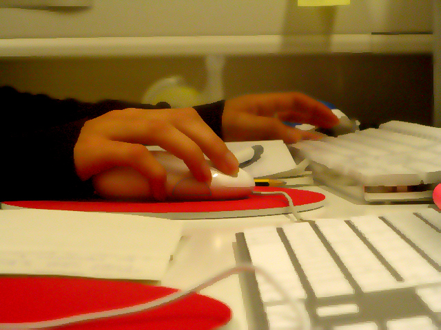 Enfant prenant en main une souris d'ordinateur