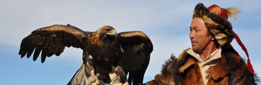 1920px-Kazakh-Mongolian_Eagle_Hunter