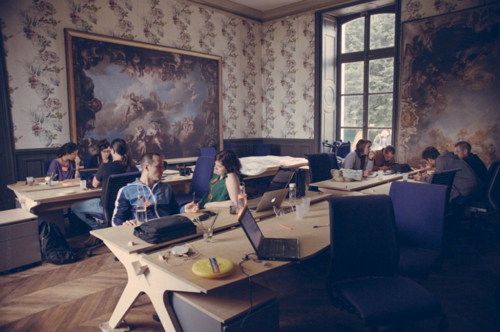 Brainstorm dans l'espace de coworking du grand château