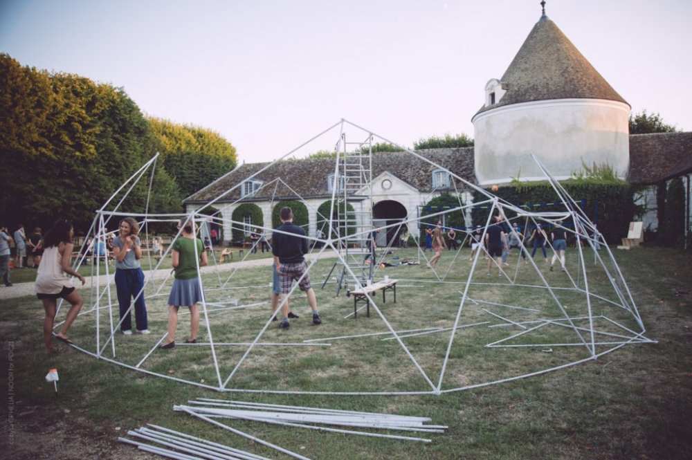 Construction collective du premier dôme géodésique