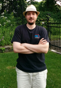 Mathieu, arborant son T-shirt FACIL