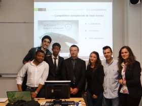 Les élèves de Télécom Bretagne et leur tuteur, Antoine Caron lors de la soutenance de leur projet.
