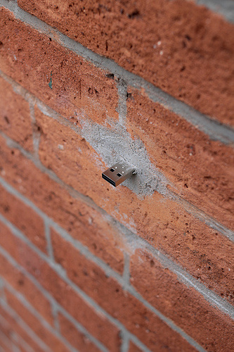 cle usb dans un mur
