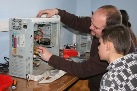 (Légende : David Henrard initie les bénéficiaires aux dessous de l'informatique. Crédit photo : Service communication de Fresnes-sur-Escaut)