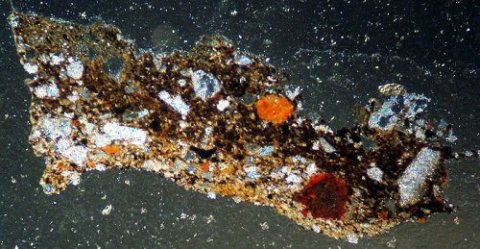 Agrégat de sol archéologique - vue au microscope - cc by sa - NATON Henri-Georges
