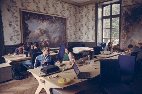 Brainstorm dans l'espace de coworking du grand château
