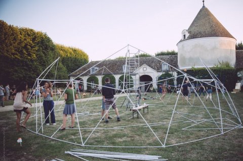 Construction collective du premier dôme géodésique