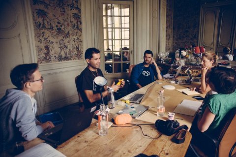Mauricio du projet FairCap défend son projet devant l'équipe de mentors