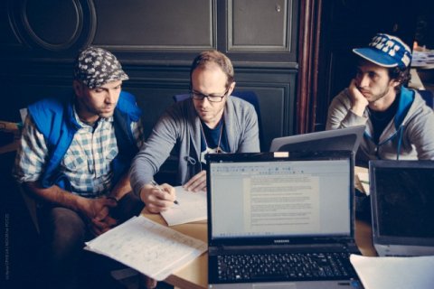 L’équipe Bicitractor (J.P à gauche et Matthieu à droite) en session avec un mentor d’Autodesk (au centre)