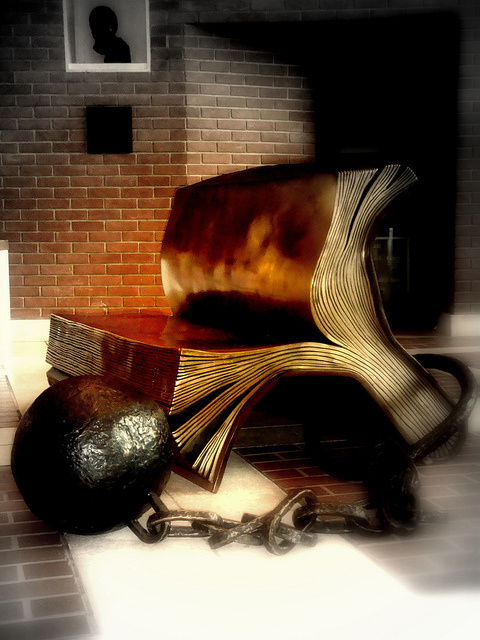 Book, Ball and Chain. Par Kurtis Garbutt. CC-BY-ND. Source : Flickr