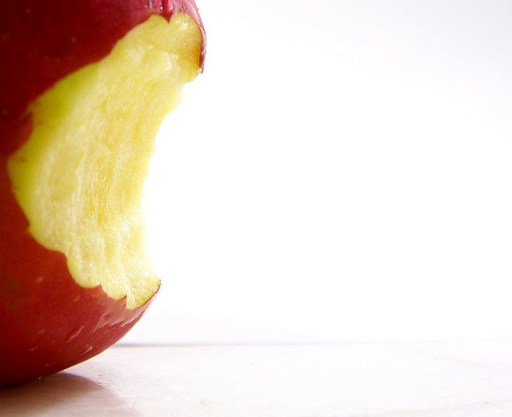 Apple bite. Par owaief89. CC-BY-NC. Source : Flickr.