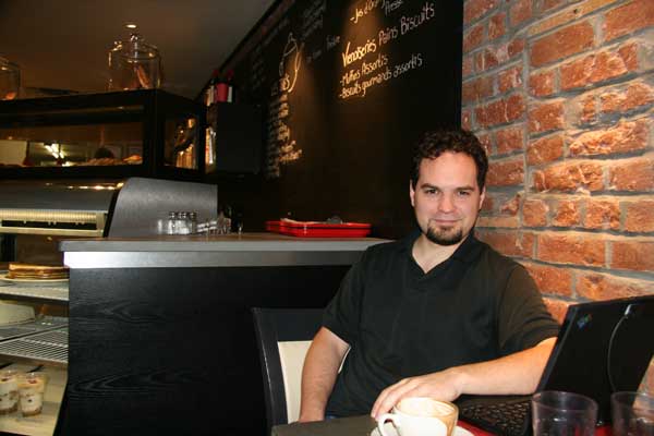 Benoit Grégoire interviewé dans un des 81 cafés adhérent du réseau Ile sans fil