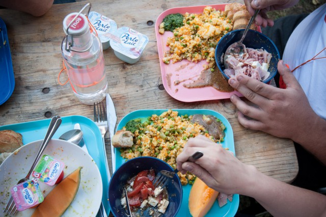 Une assiette végétarienne (en bleu) et une version avec viande (en rose)