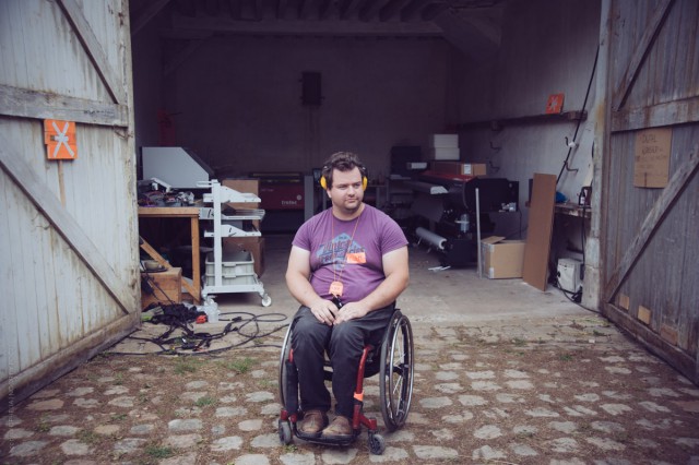 Clément Chadeyron devant l'atelier CFAO