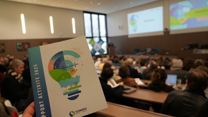 Couverture du Rapport d'activité 2025 du Technopôle. En arrière-plan, le public de l'Assemblée générale