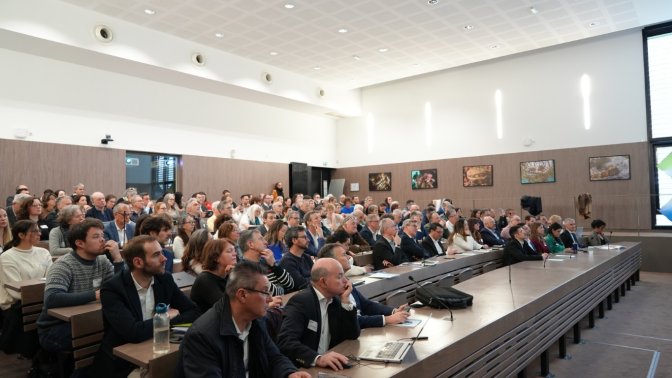 Photo du public de l'Assemblée générale du Technopôle Bres-Iroise. 160 participants dans l'auditorium.