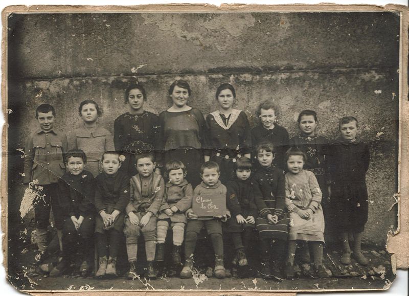Photographie de classe à Clérey la Côte non datée. Photographie personnelle de Florian Godard sur Widimédia Commons. Domaine public.