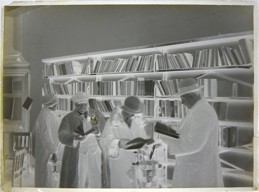 Browsing the bookstore. Hogret-stock. CC by-nc-sa