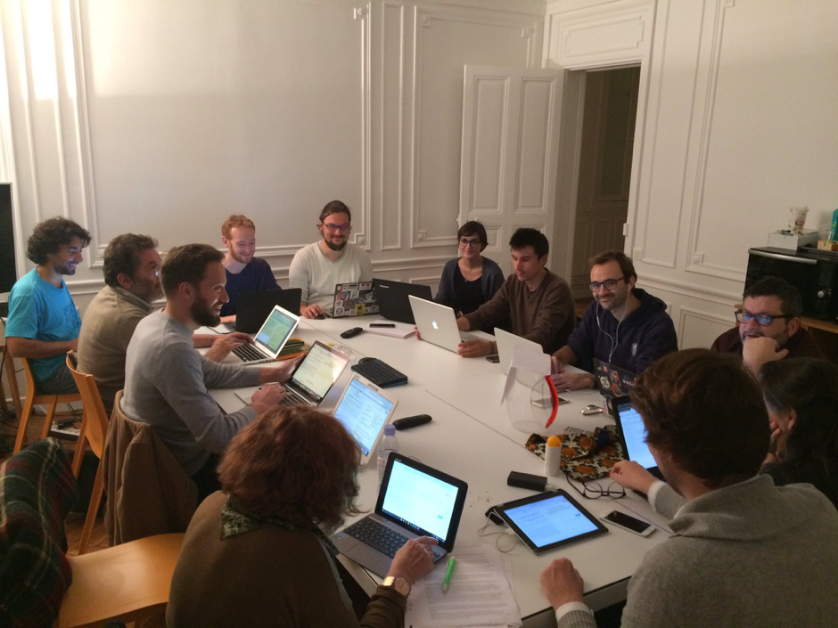 Les rapporteurs citoyens au travail lors de la Crowdsourcing Party – 17/10 